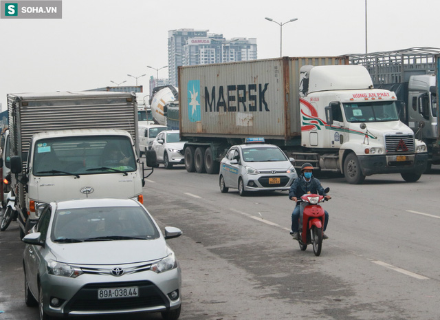 Hà Nội: 4 xe ô tô tông liên hoàn, cầu Thanh Trì ùn tắc 15km - Ảnh 8. Hà Nội: 4 xe ô tô tông liên hoàn, cầu Thanh Trì ùn tắc 15km - Ảnh 8.